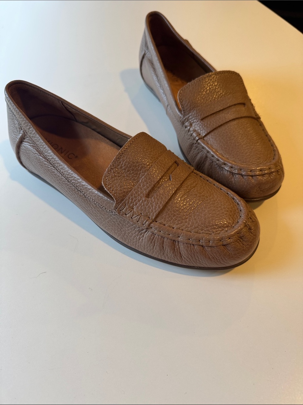 Vionic Marcy Pebbled Leather Penny Loafers in Tan Size 10 Like New Condition